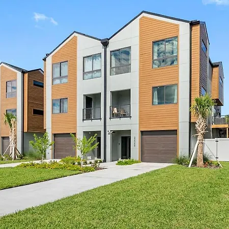 Blocks From The Beach With A Golf Cart And Pool!
